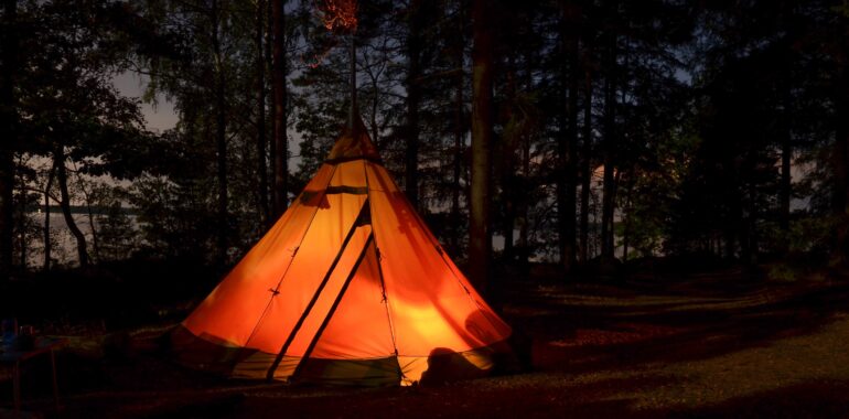 Tentes tipi : conseils et astuces pour vous guider !